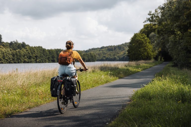 Personne faisant du vélo sur l'itinéraire de la Boucle de la Moselle