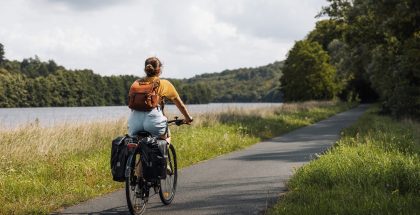Personne faisant du vélo sur l'itinéraire de la Boucle de la Moselle